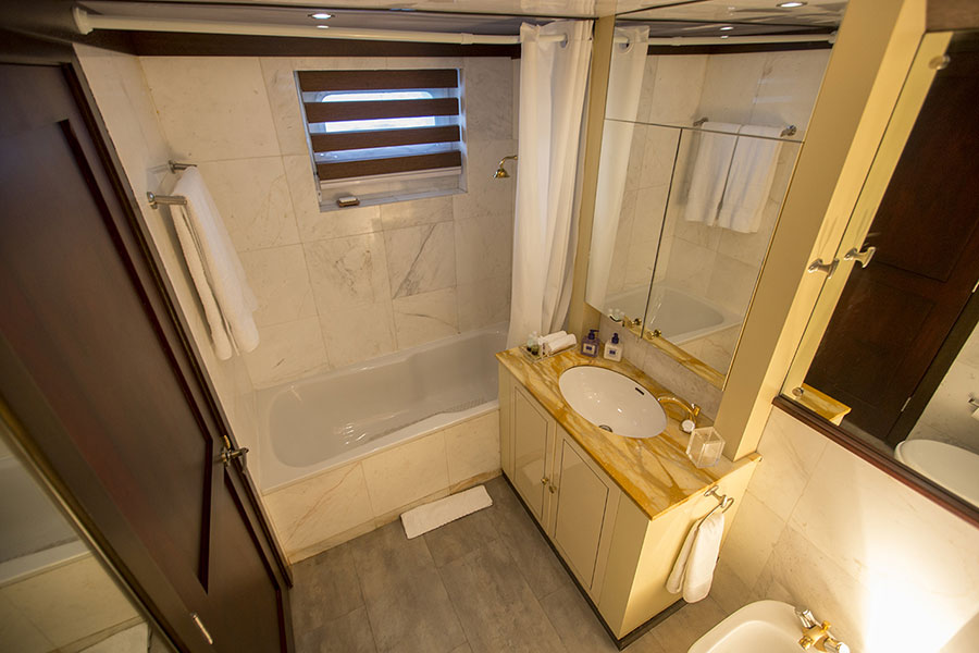 passion, luxe, cruise, galapagos, bathroom2