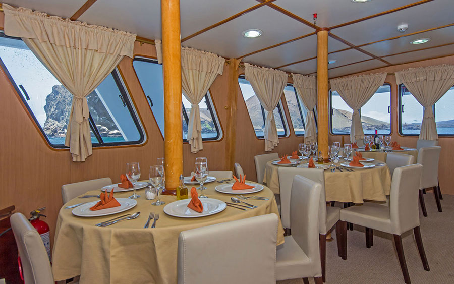 yolita, comfort, cruise, galapagos, restaurant